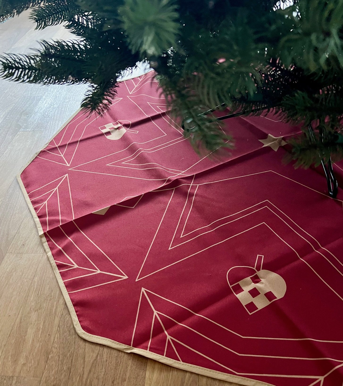 Red Christmas tree rug