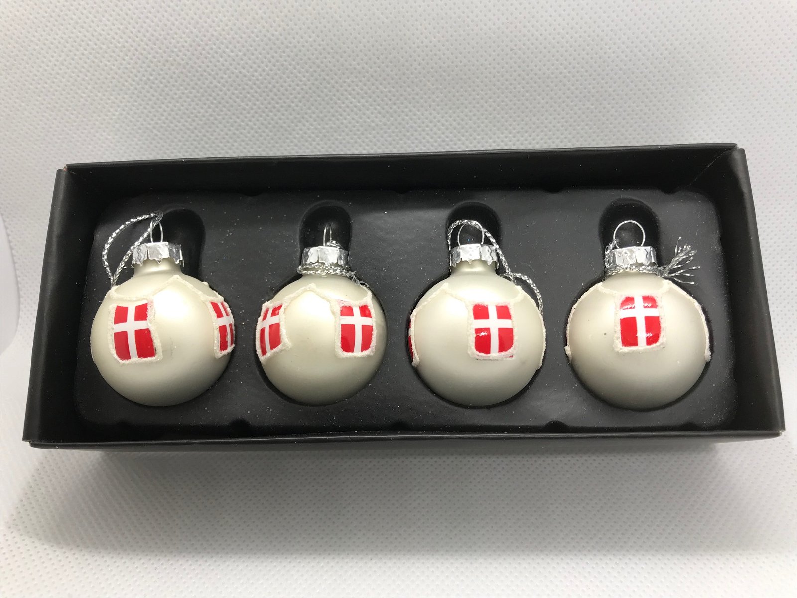 4 white Christmas bulbs